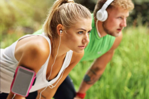 Jeune couple jogging dans le parc — Photo