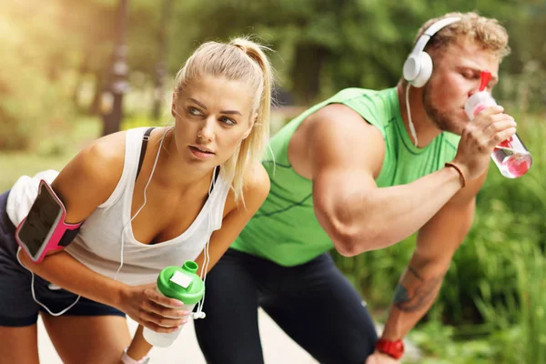 Pareja joven corriendo en el parque — Foto de Stock