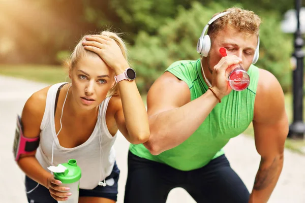 Pareja joven corriendo en el parque — Foto de Stock