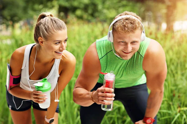 Mladý pár jogging v parku — Stock fotografie