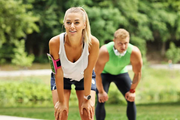 Jovem casal jogging no parque — Fotografia de Stock