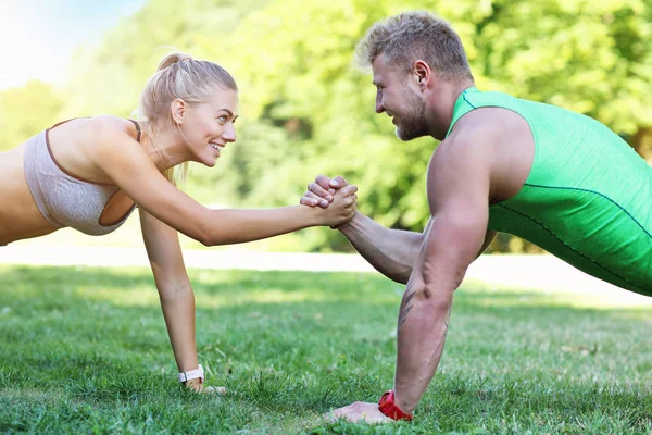 Young couple jogging in park — Stock Photo, Image