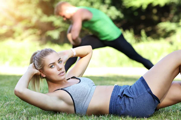 Genç çift parkta koşuyor.