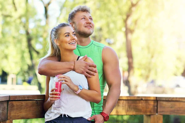 Jovem casal jogging no parque — Fotografia de Stock