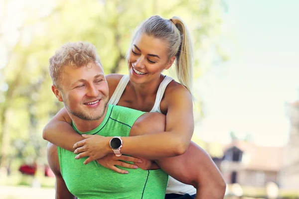 Mladý pár jogging v parku — Stock fotografie