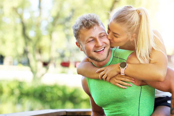 Genç çift parkta koşuyor.