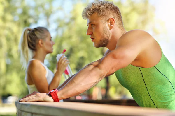 Mladý pár jogging v parku — Stock fotografie