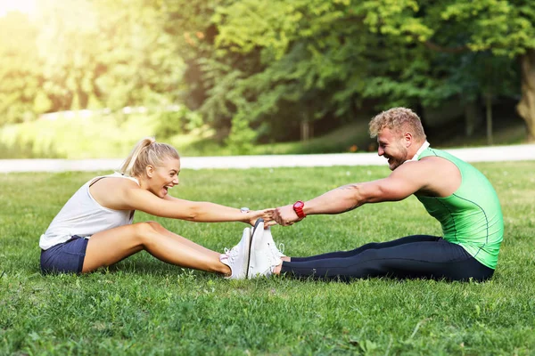 Jeune couple travaillant dans le parc — Photo