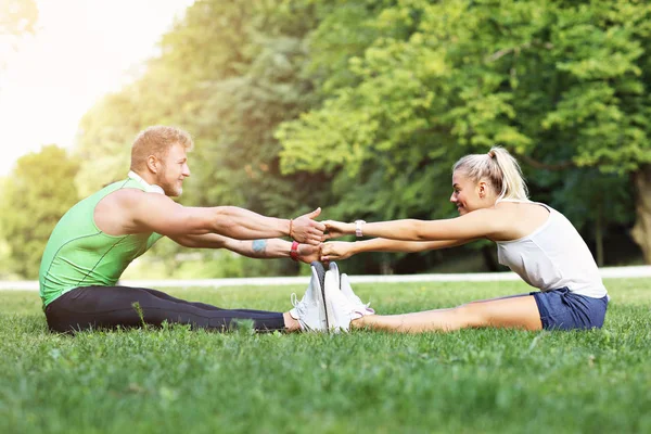 Fiatal pár dolgoznak ki a park — Stock Fotó