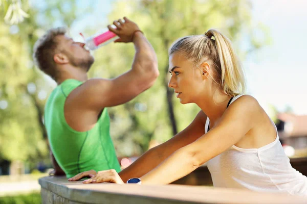 Young couple working out in park — Stock Photo, Image