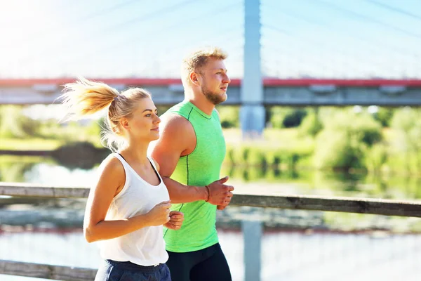 Jovem casal jogging no parque — Fotografia de Stock