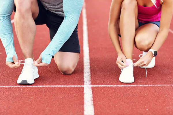 Homem e mulher competindo na pista ao ar livre — Fotografia de Stock