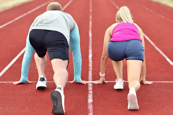 Homem e mulher competindo na pista ao ar livre — Fotografia de Stock