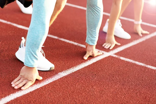 Homem e mulher competindo na pista ao ar livre — Fotografia de Stock