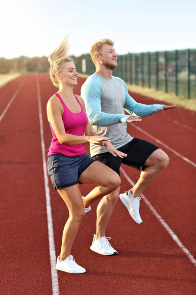 Hombre y mujer corriendo en pista al aire libre — Foto de Stock
