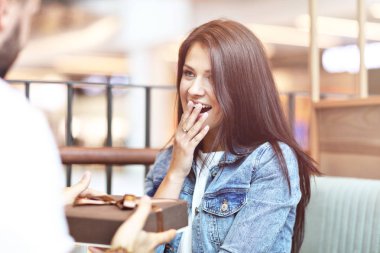 Romantik Çift kafede kalma ve hediyeler holding