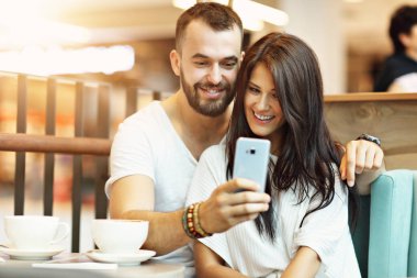 Romantik Çift kafede kalma ve smartphone kullanarak