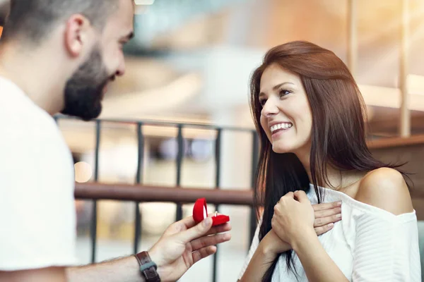 Knappe man stelt voor te mooie vrouw in café — Stockfoto