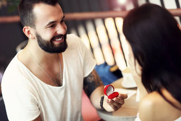 Knappe man stelt voor te mooie vrouw in café — Stockfoto