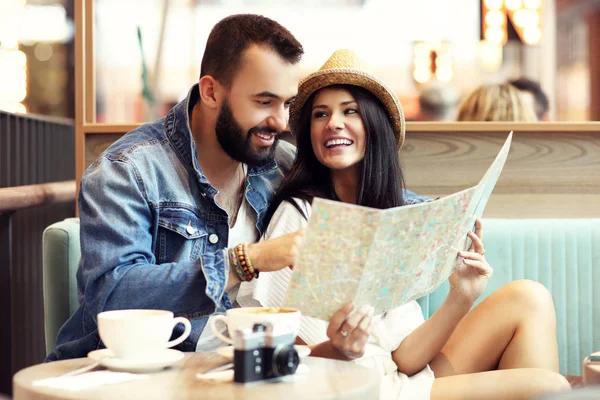 Heureux touristes ayant une pause dans le café — Photo