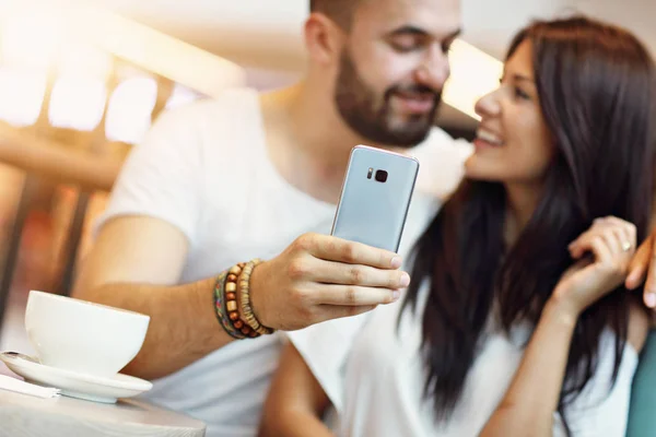 Romantische paar dating in café en het gebruik van smartphone — Stockfoto