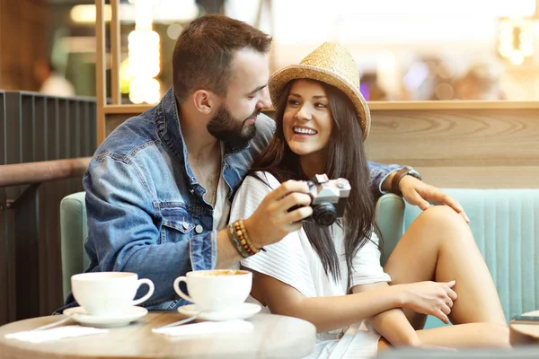 Glückliche Touristen bei einer Pause im Café — Stockfoto