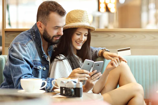 Felices turistas teniendo un descanso en la cafetería — Foto de Stock