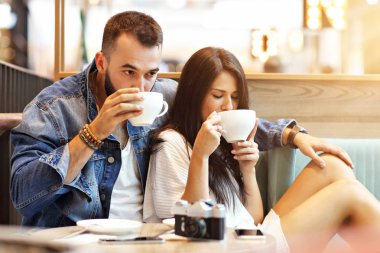 Kafede romantik çift