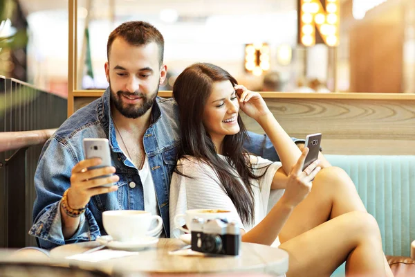 Turistas felizes ter uma pausa no café — Fotografia de Stock