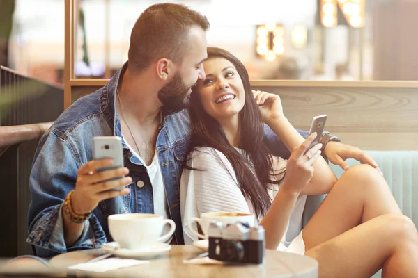 Счастливые туристы отдыхают в кафе — стоковое фото