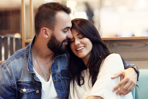 Romantische paar dating in café — Stockfoto