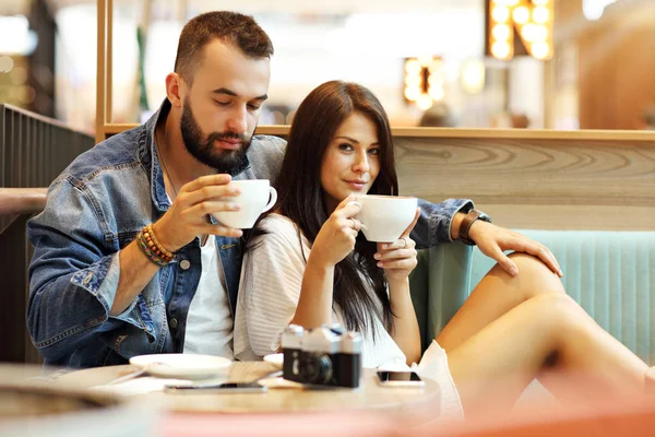Romantyczna para widuje się w kawiarni — Zdjęcie stockowe