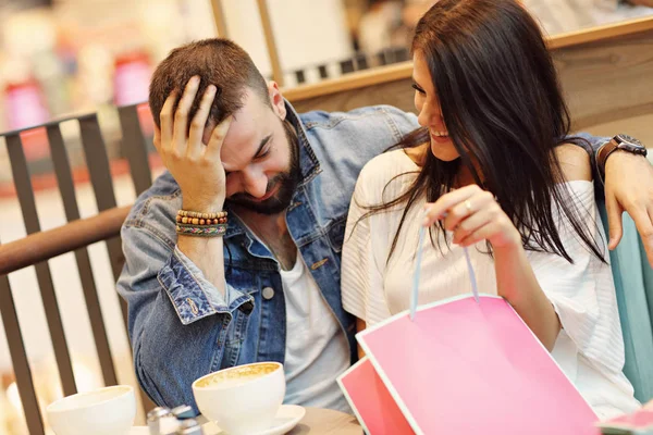 Couple heureux avec des sacs à provisions dans le café — Photo