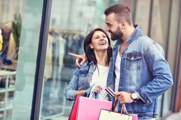 街で買い物をした後のショッピングバッグと幸せなカップルの肖像画 — ストック写真