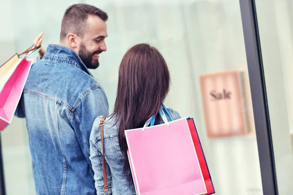Ritratto di coppia felice con shopping bags dopo lo shopping in città — Foto Stock