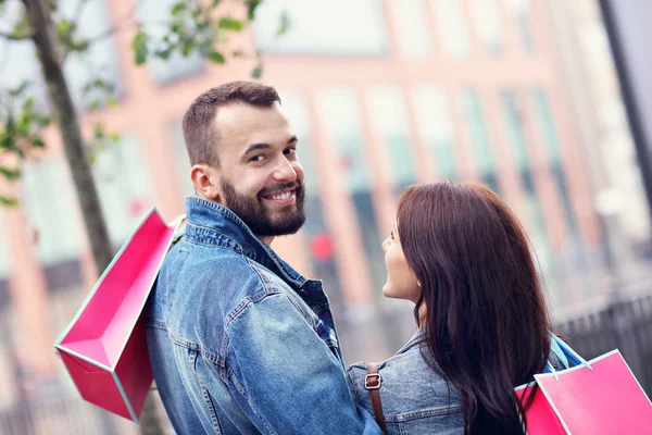 Портрет щасливої пари з сумками після покупки в місті — стокове фото