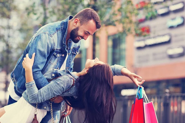 Πορτρέτο του ευτυχισμένου ζευγαριού με τσάντες ψώνια μετά τα ψώνια στην πόλη — Φωτογραφία Αρχείου