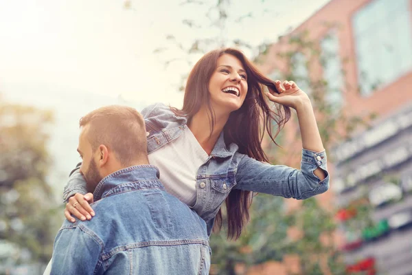 Porträt eines glücklichen Paares mit Einkaufstüten nach dem Einkauf in der Stadt — Stockfoto