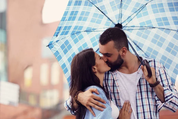 Heureux couple sous parapluie dans la ville — Photo