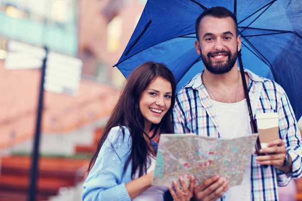 Ευτυχισμένο ζευγάρι κάτω από ομπρέλα στην πόλη — Φωτογραφία Αρχείου