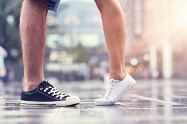 Sokakta yağmur bacaklarına çiftler dating