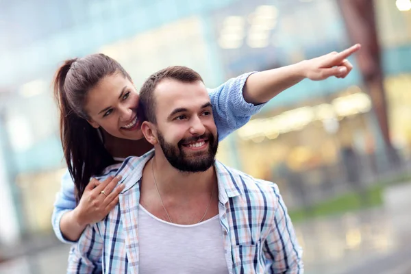 Glückliches Paar beim Dating in der Stadt — Stockfoto