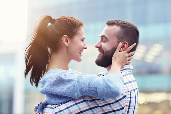 Couple heureux sortir ensemble dans la ville — Photo