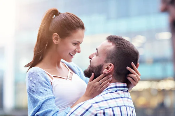 Gelukkige paar dating in de stad — Stockfoto