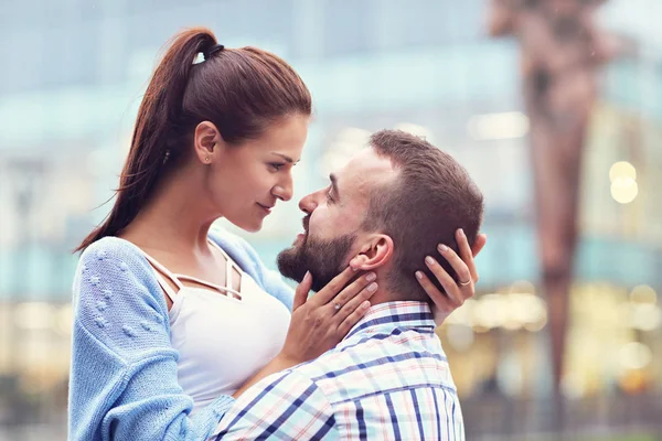 Pareja feliz citas en la ciudad —  Fotos de Stock