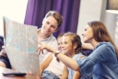 Mutlu aile otel odasında rahatlatıcı