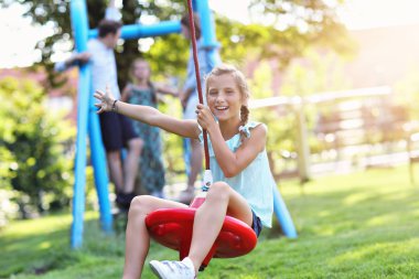 Neşeli aile sahada eğleniyor