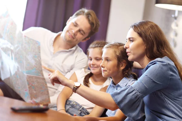 Afbeelding Van Gelukkige Familie Ontspannen Hotelkamer — Stockfoto