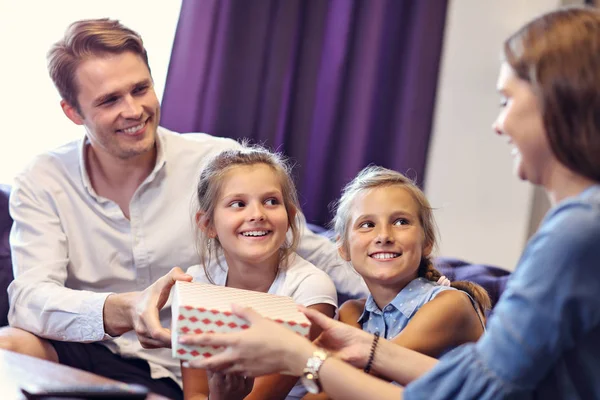 Familia feliz relajarse en la habitación del hotel — Foto de Stock