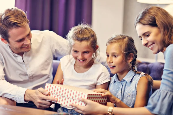 Familia feliz relajarse en la habitación del hotel — Foto de Stock